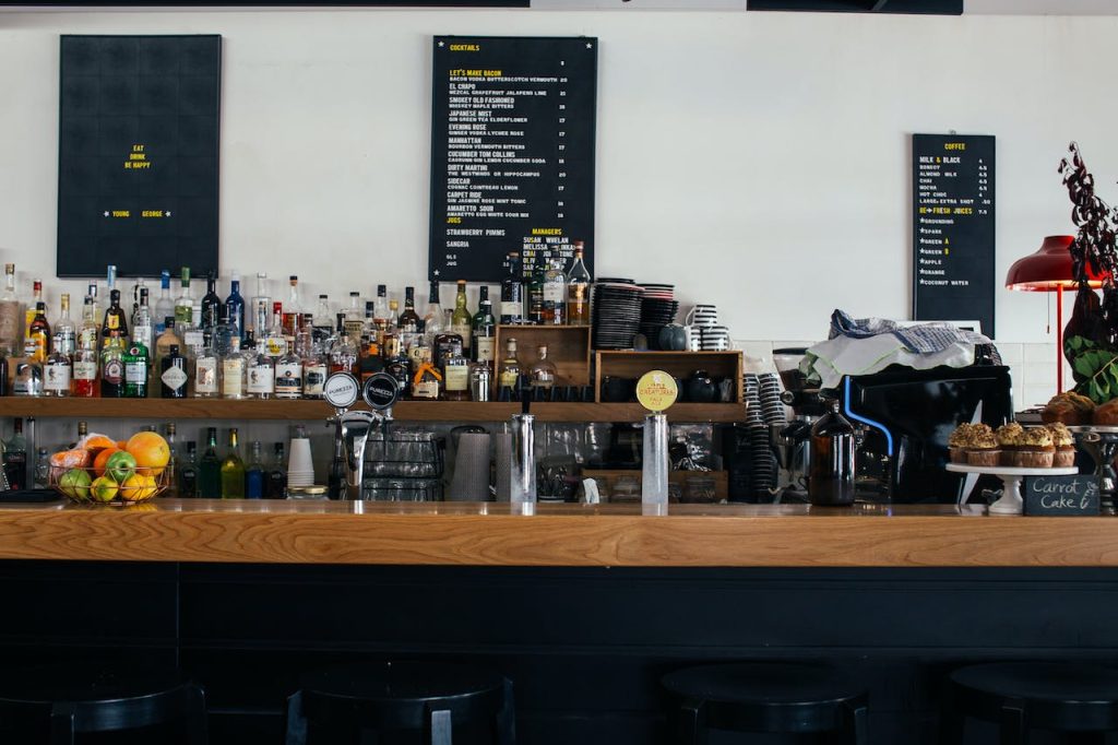 Créez l'ambiance parfaite avec ces idées déco pour bars professionnels ...