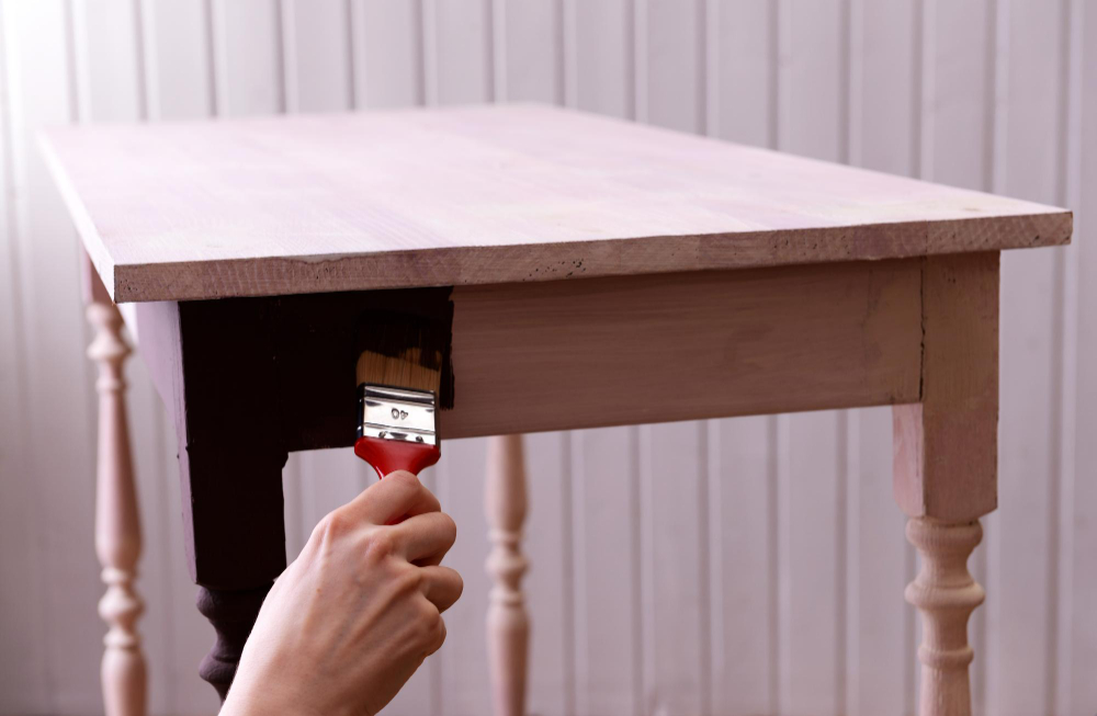 Peindre un meuble en bois sans poncer pour un résultat impeccable